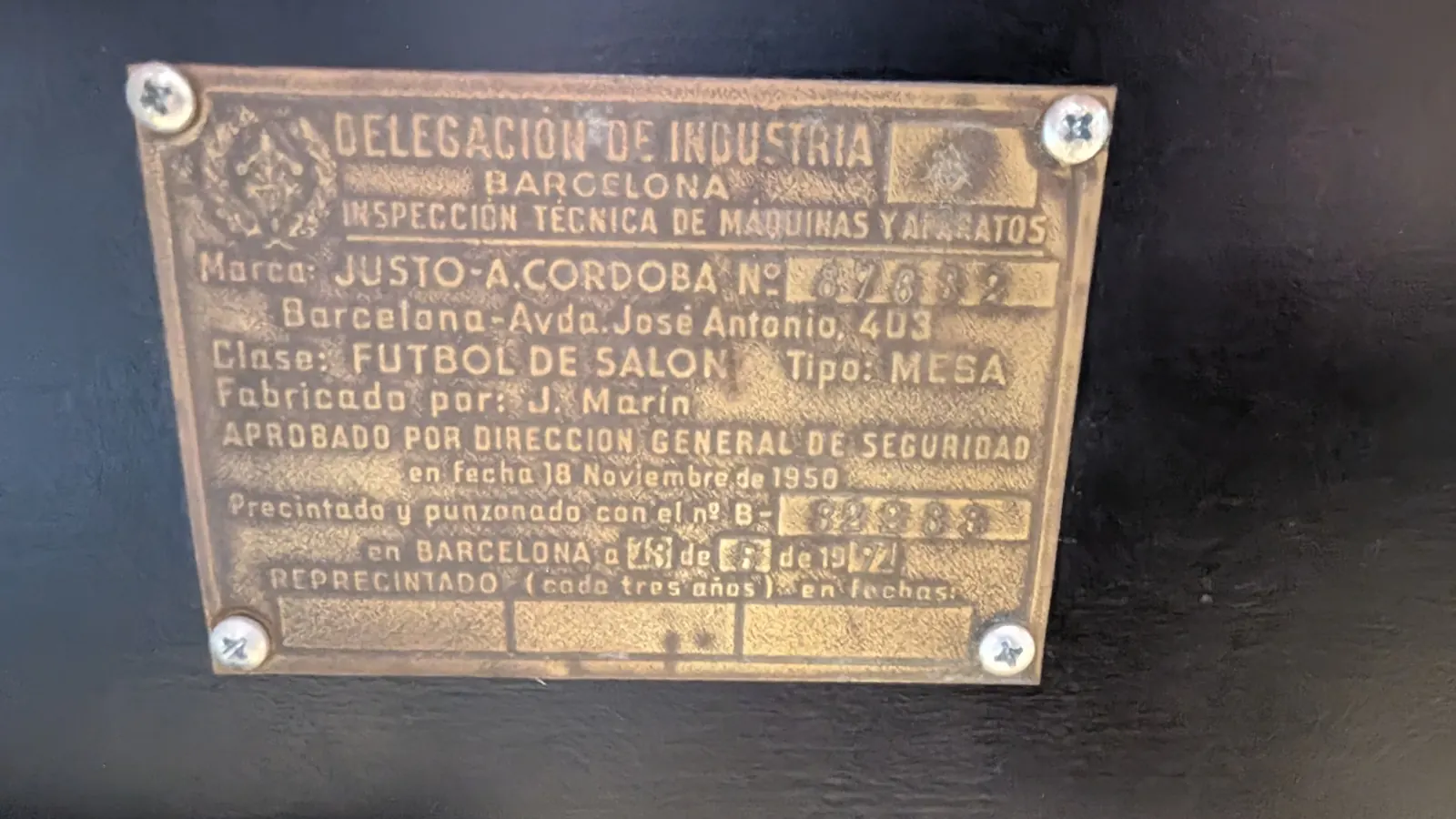 Placa de latón de la Delegación de Industria de Barcelona: marca Justo A. Córdoba, fútbol de salón, tipo mesa, aprobado en 1950